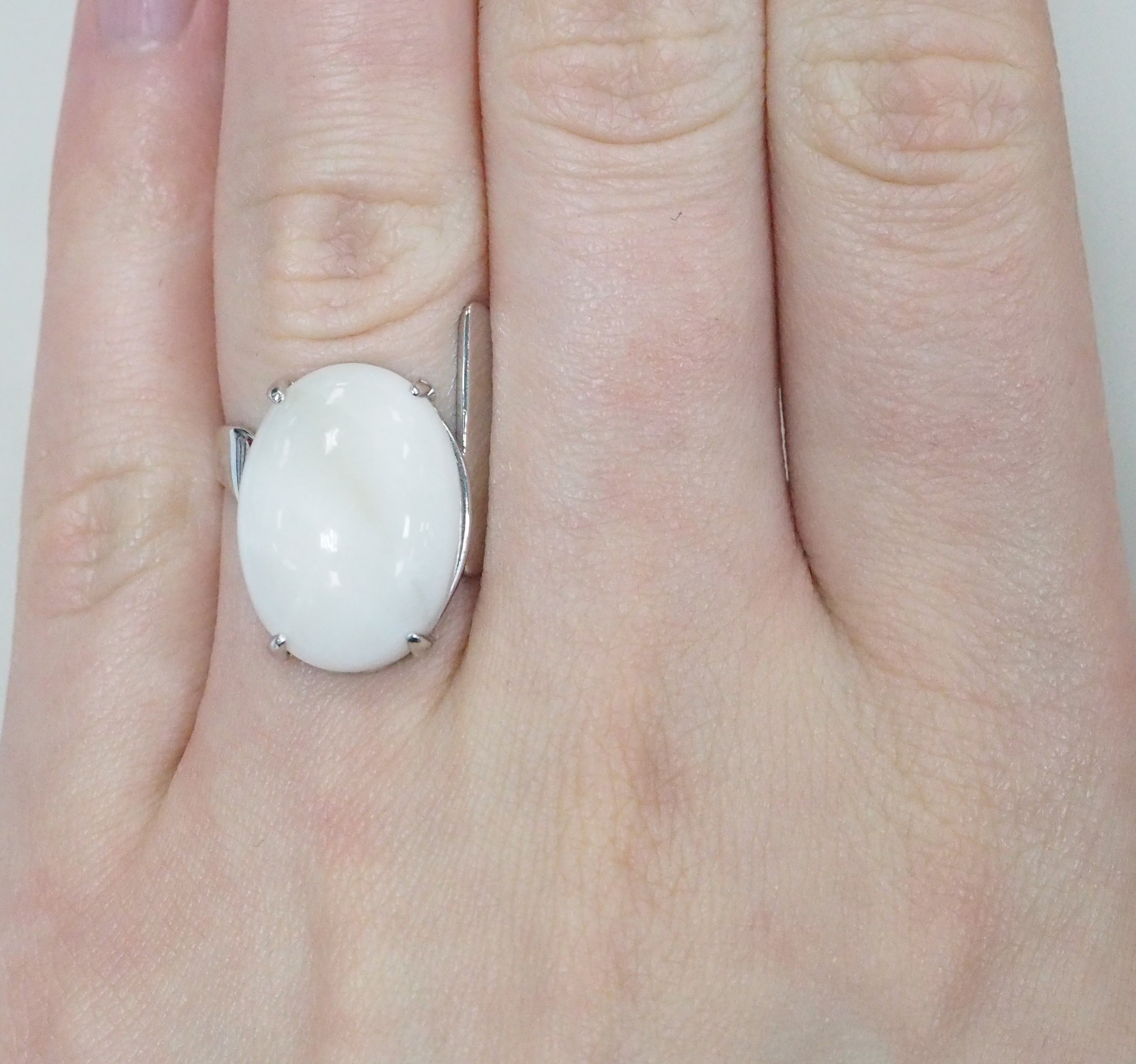 Серебряное кольцо с натролитом